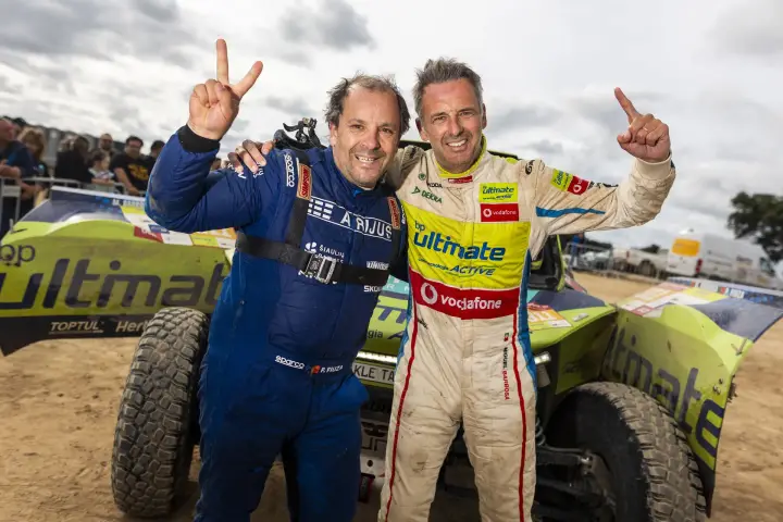 Baja Portalegre 500 2024: Two smiling winners posing with fist in air