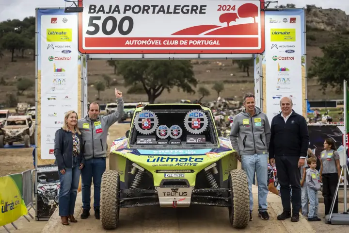 Baja Portalegre 500 2024: Team poses beside buggy under event arch