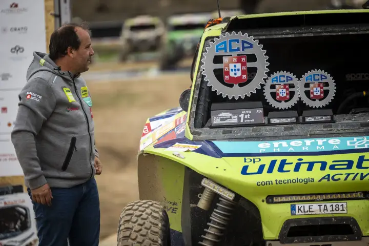 Baja Portalegre 500 2024: Man admires ACP trophies on winning buggy