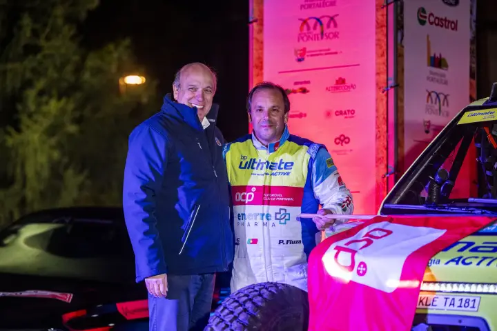 Baja Portalegre 500 2024: Driver with official posing at night ceremony