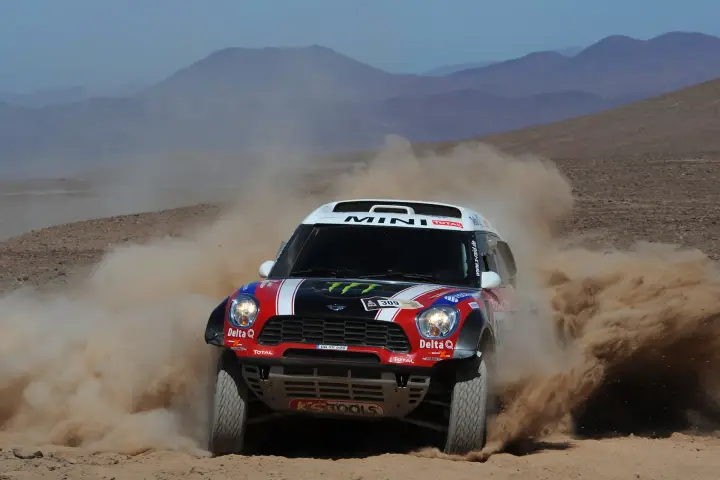 Dakar Rally 2012: Mini racing head-on through rocky desert mountains