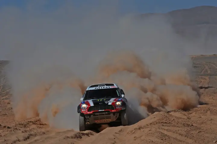 Dakar Rally 2012: Mini charging through South American desert dust