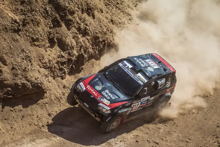 Dakar Rally 2013: BMW cornering fast through rocky canyon terrain