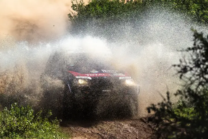 Dakar Rally 2013: BMW blasting massive water spray through river