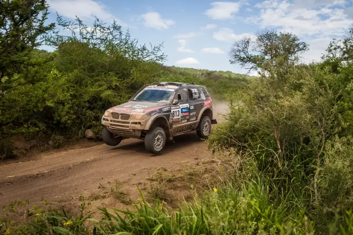 Dakar Rally 2013: BMW racing through narrow bush corridor track