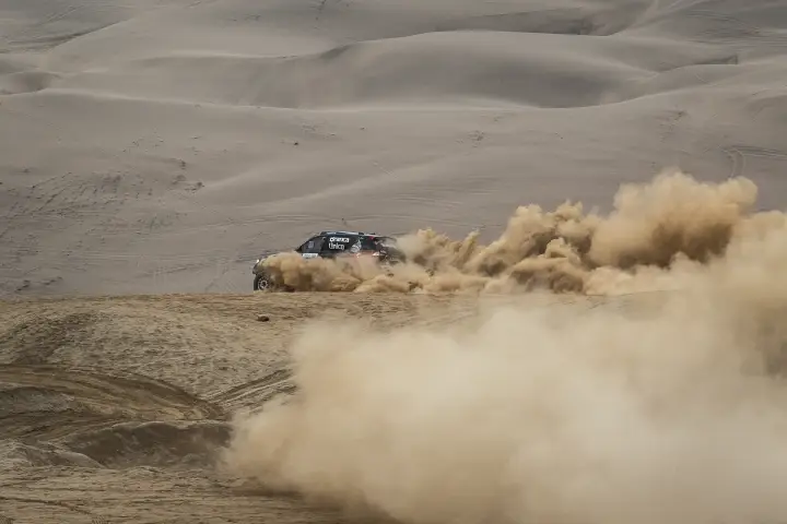 Dakar Rally 2013: BMW racing through massive Peruvian sand dunes