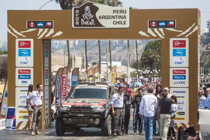 Dakar Rally 2013: BMW at 2013 Dakar start arch Lima