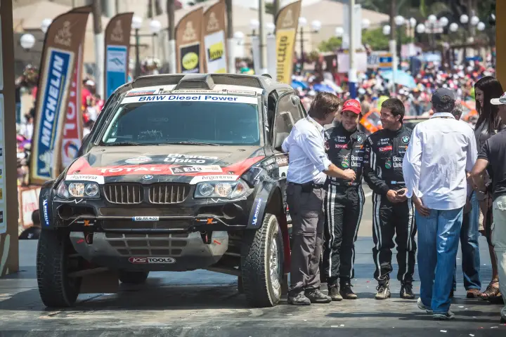 Dakar Rally 2013: BMW crew chatting at Lima beachside start