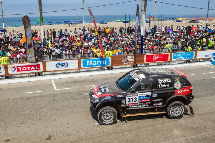 Dakar Rally 2013: BMW passing beachfront crowd at Lima start
