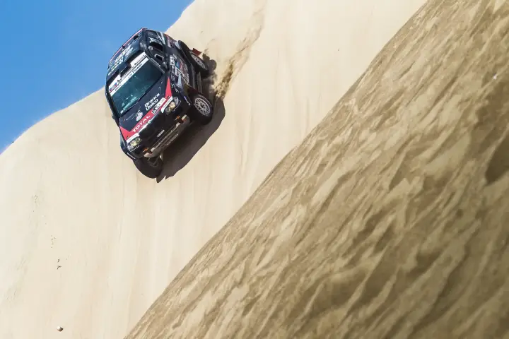 Dakar Rally 2013: BMW descending steep sandy dune at speed