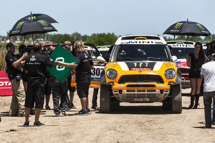 Dakar Rally 2014: Mini buggy at start line with team