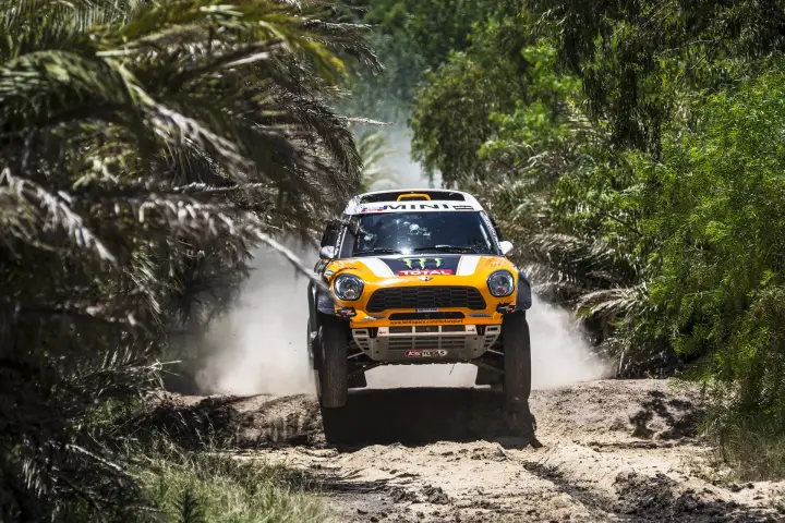 Dakar Rally 2014: Mini racing through dusty palm tree trail