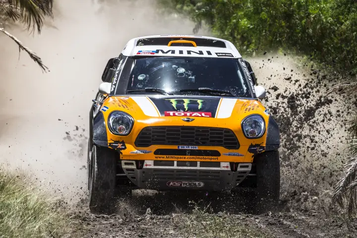 Dakar Rally 2014: Mini charging head-on kicking up mud