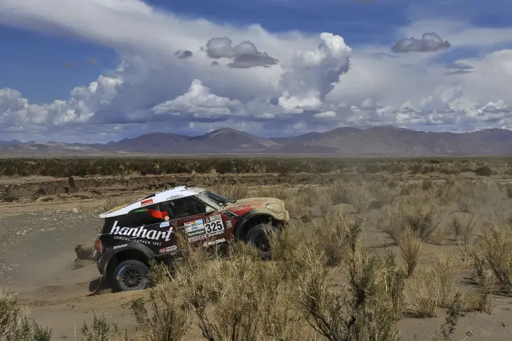 Dakar Rally 2017: Mini crossing Bolivian altiplano flat scrubland