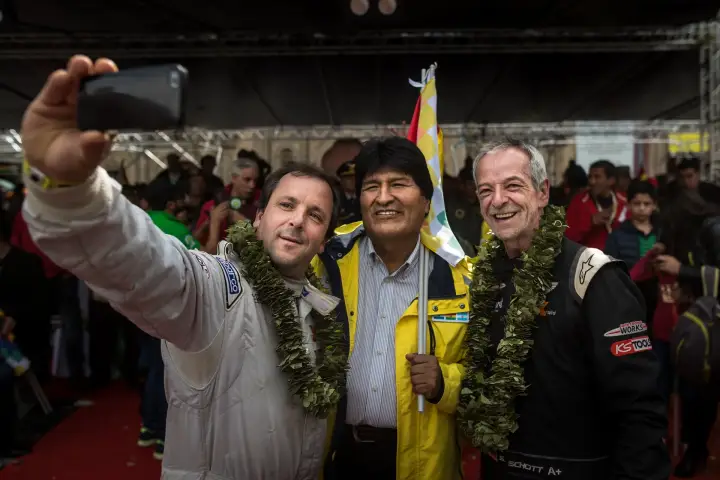 Dakar Rally 2017: drivers taking selfie with official in crowd