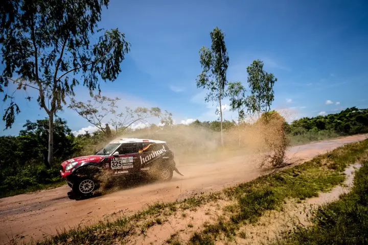 Dakar Rally 2017: Mini kicking dust on jungle dirt road