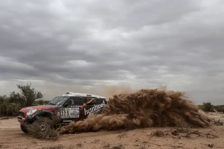 Dakar Rally 2017: Mini rooster-tailing huge dust cloud desert plain