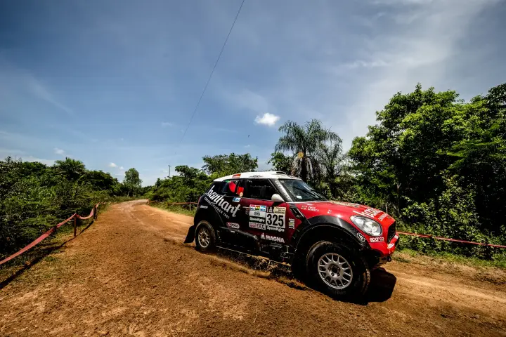 Dakar Rally 2017: Mini racing on green jungle dirt track