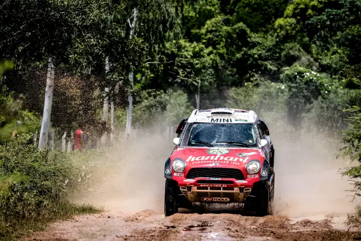 Dakar Rally 2017: Mini charging forward through muddy forest trail