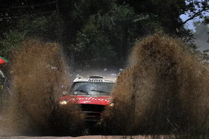 Dakar Rally 2017: Mini blasting massive mud spray head-on