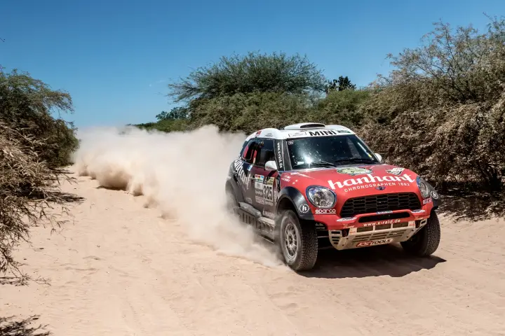 Dakar Rally 2017: Mini cornering fast in sandy desert scrub