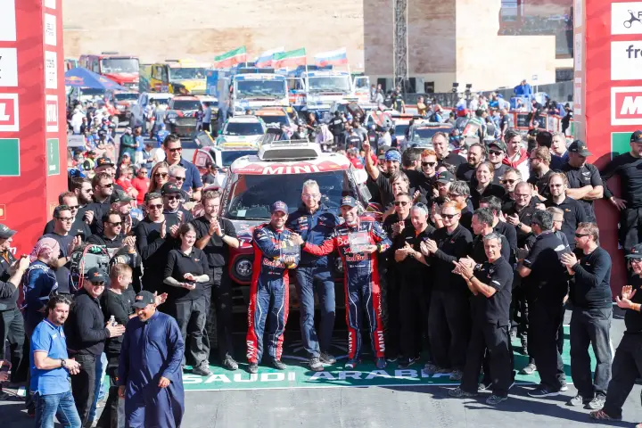 Dakar Rally 2020: full team finish line group celebration Saudi Arabia