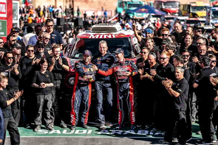 Dakar Rally 2020: wide team celebration in front of Saudi Arabia banner