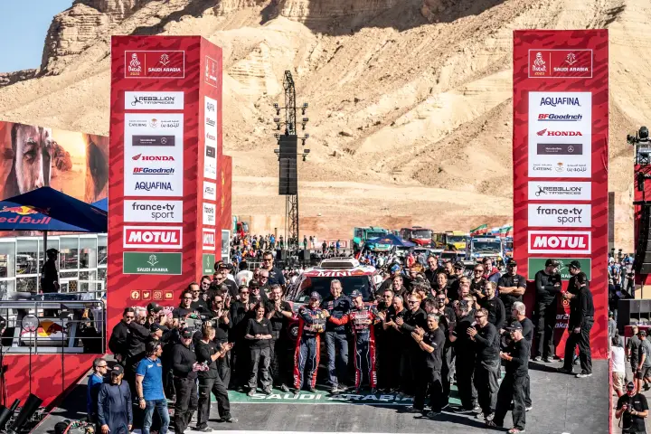 Dakar Rally 2020: team on finish podium between sponsor banner towers