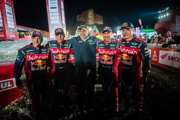 Dakar Rally 2020: five Bahrain team members group photo at night finish