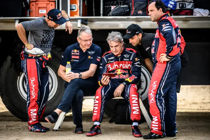 Dakar Rally 2020: four team members reviewing data on phone