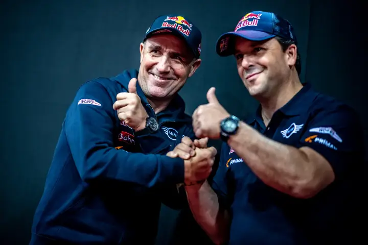 Dakar Rally 2020: two Red Bull drivers smiling thumbs up pose