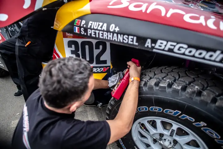 Dakar Rally 2020: mechanic working on car number 302