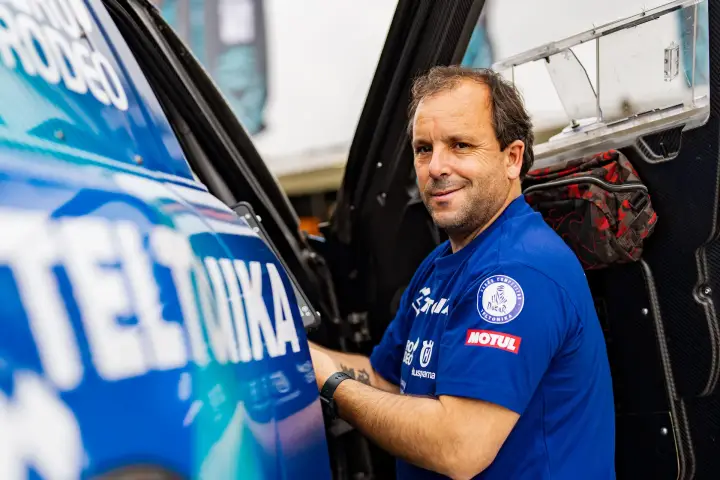 Dakar Rally 2022: driver smiling leaning on car door