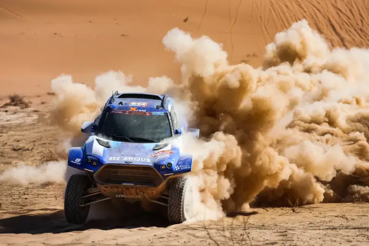 Dakar Rally 2024: Arijus buggy charging into massive dust cloud