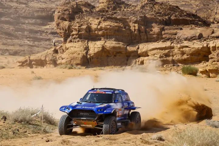 Dakar Rally 2024: Arijus buggy racing through red rocky canyon
