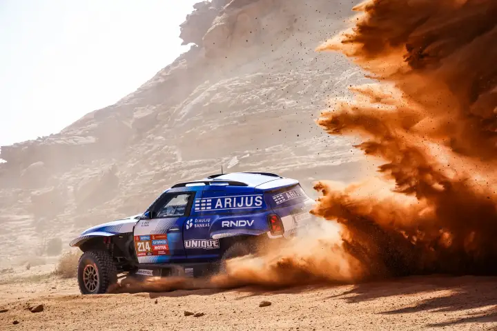 Dakar Rally 2024: Arijus buggy kicking massive orange dust cloud