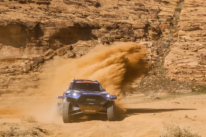Dakar Rally 2024: Arijus buggy turning in tight canyon dust wall