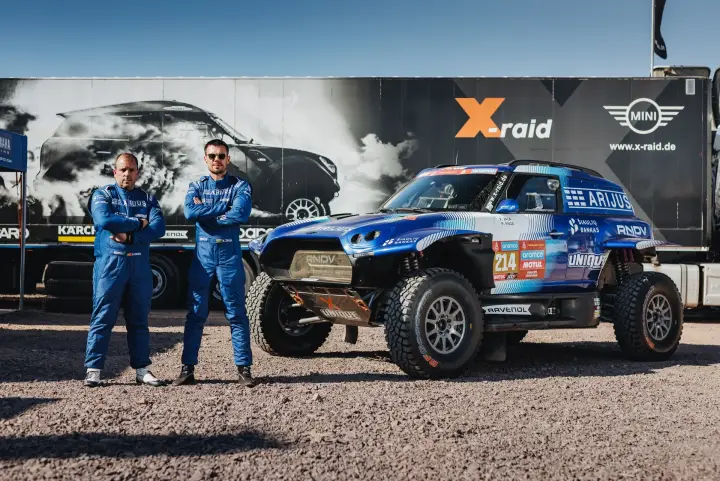 Dakar Rally 2024: driver and co-driver posing with buggy X-raid