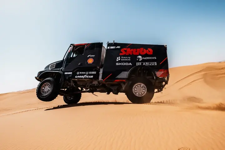 Dakar Rally 2025: Skuba Iveco truck airborne jumping desert dune crest