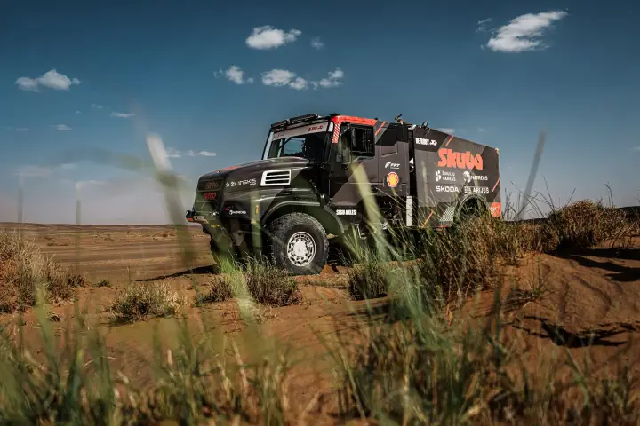 Dakar Rally 2025: Skuba truck driving through low desert grass scrubland