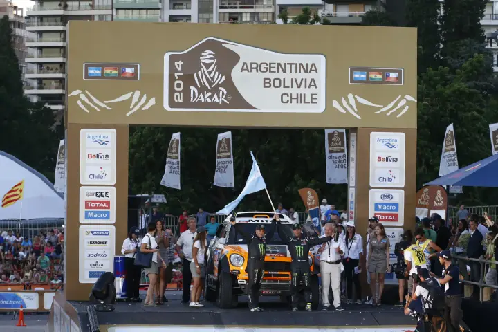 Pódio: Mini on Dakar 2014 podium stage with Argentina flag