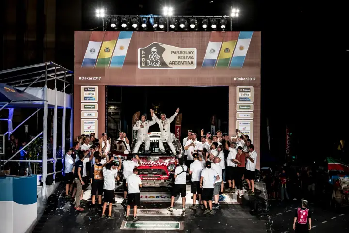 Pódio: team celebrating on Dakar 2017 night podium stage