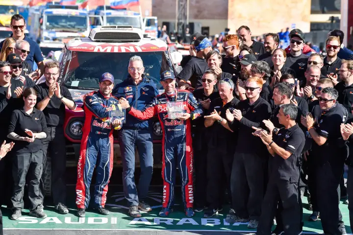 Pódio: Red Bull team group photo at Saudi Arabia finish