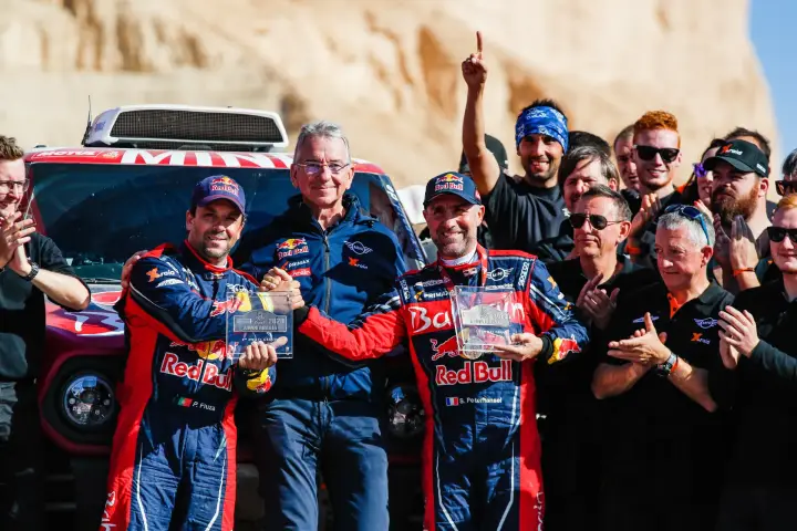 Pódio: drivers and team posing holding winner trophies together