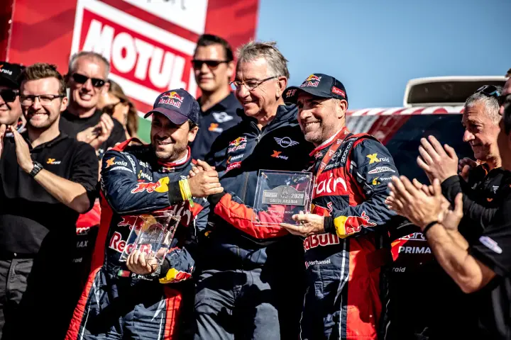 Pódio: drivers receiving trophy from MINI team manager