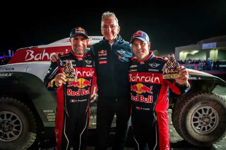 Pódio: three team members with trophies posing at night podium