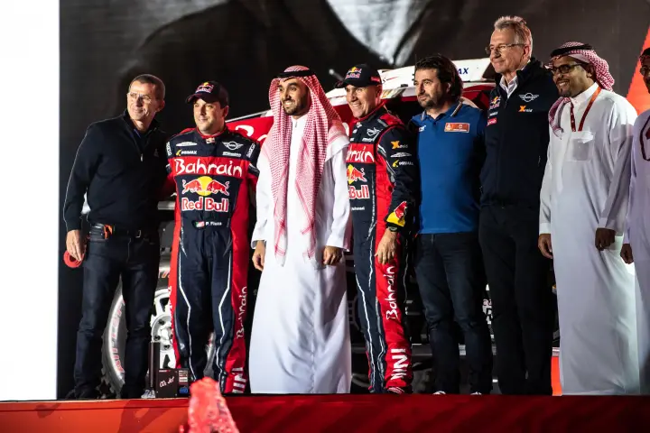 Pódio: Saudi and team officials on podium stage night ceremony