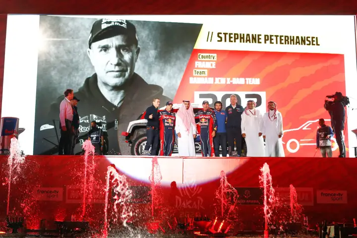Pódio: Peterhansel portrait on screen at Dakar awards ceremony