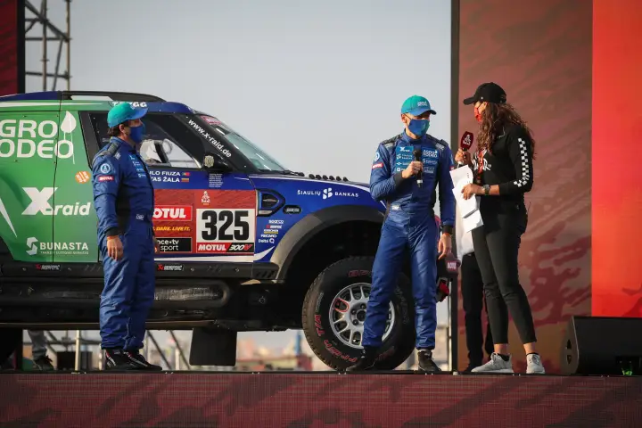 Pódio: two drivers being interviewed beside Mini on podium stage